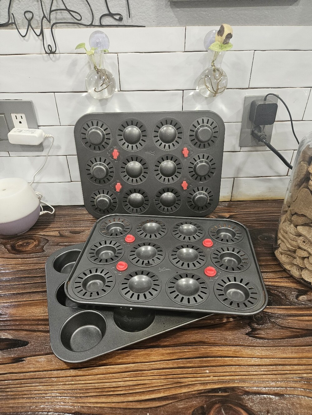 Mrs. Fields Bake N Stuff Cupcake Pan Bakes Hollow Cupcakes